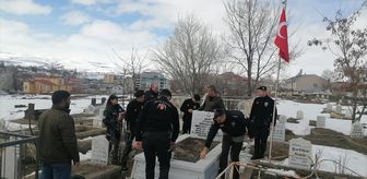 Erzurum'da polis ekipleri şehit mezarında değiştirdikleri Türk bayrağını şehidin annesine teslim etti