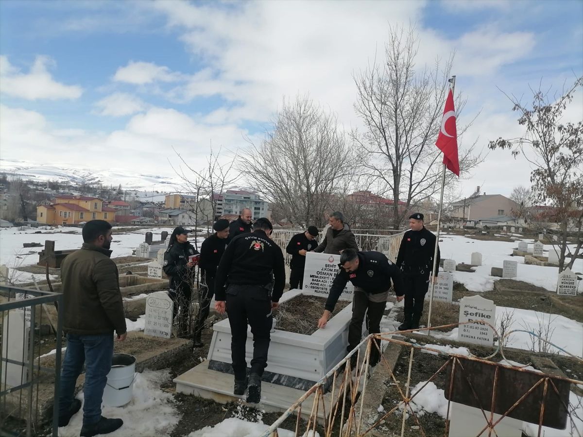 Erzurum'da polis ekipleri şehit mezarında değiştirdikleri Türk bayrağını şehidin annesine teslim etti