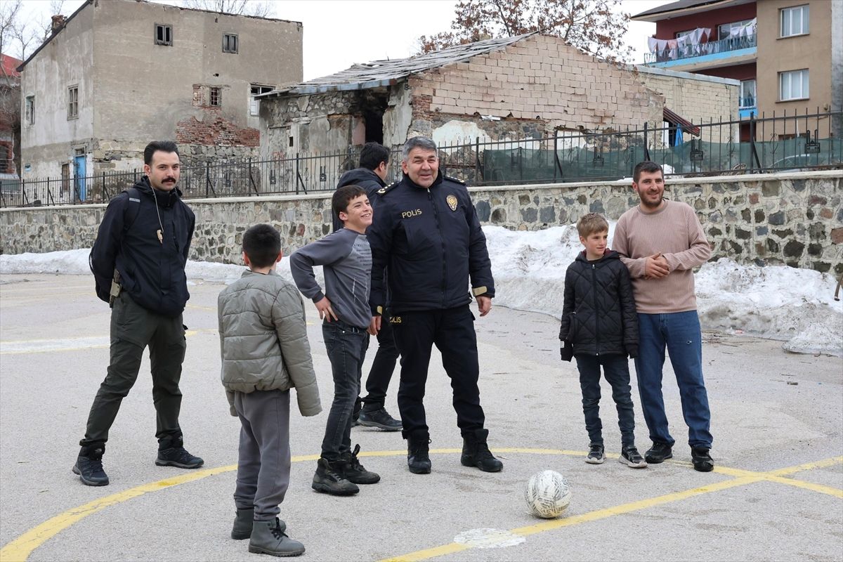 Erzurum Emniyet Müdürü Karaburun öğrencilerle futbol oynadı