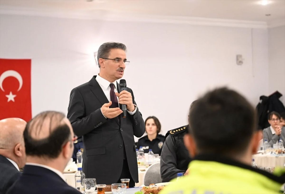 Erzurum Valisi Baruş, zorlu kış koşullarında görev alan polislerle iftarda buluştu