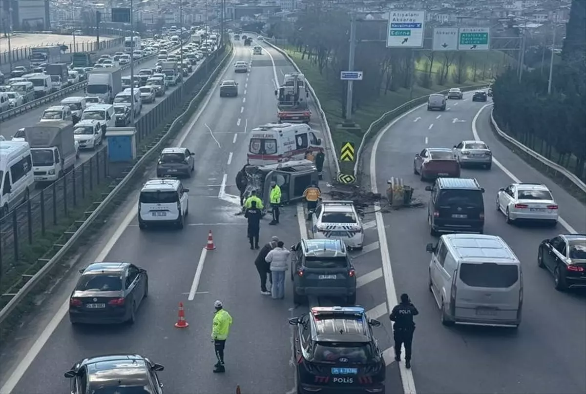 Esenler'de bariyere çarpan otomobilin sürücüsü yaralandı
