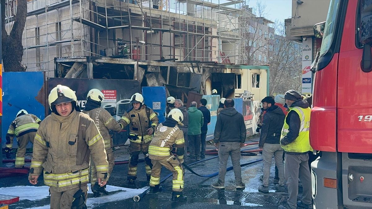 Esenler'de inşaat şantiyesindeki işçi konteyneri yandı