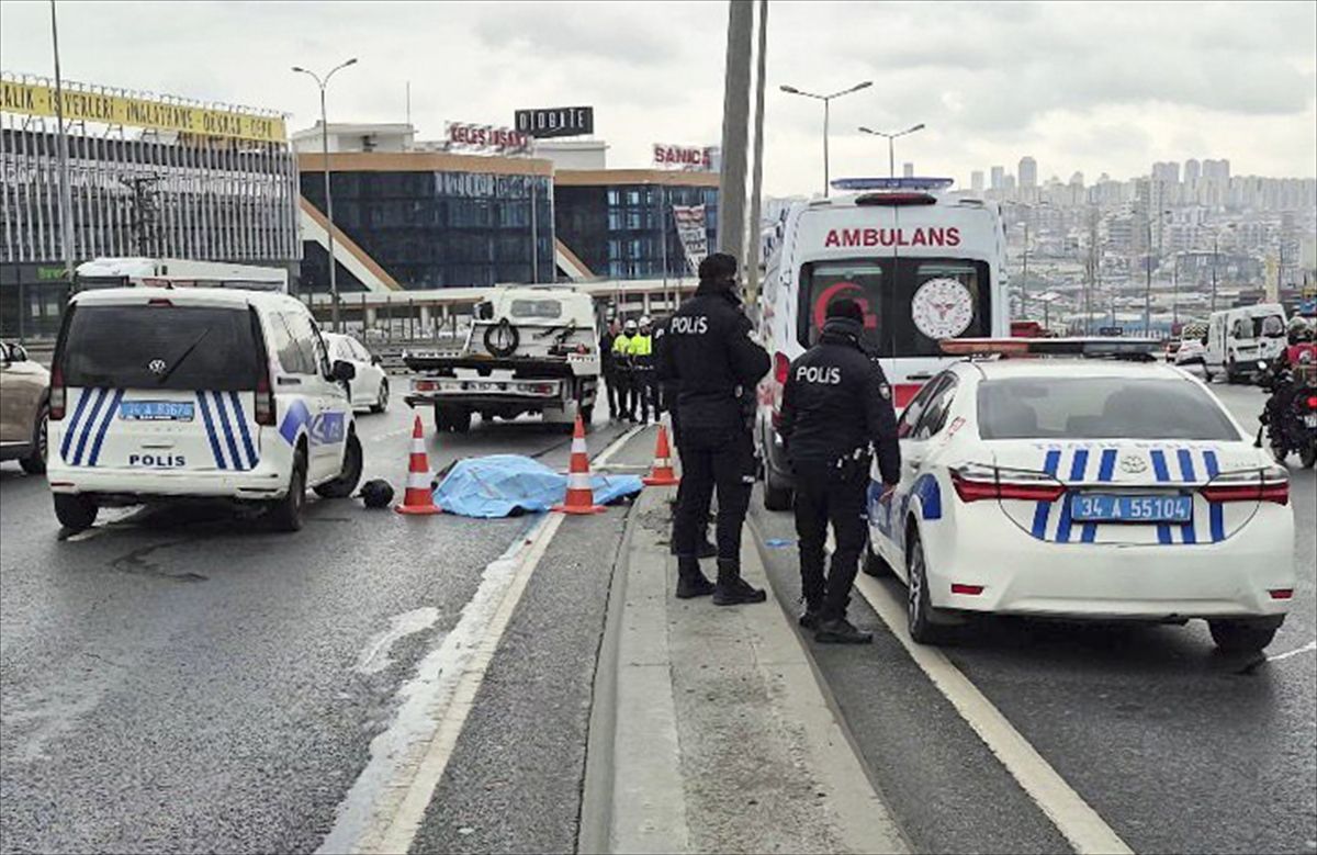Esenyurt'ta motosiklet sürücüsü trafik kazasında hayatını kaybetti