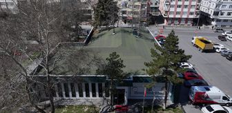 Eski karakoldan dönüştürülen ve içinden çam ağaçlarının geçtiği kütüphane öğrencileri ağırlıyor