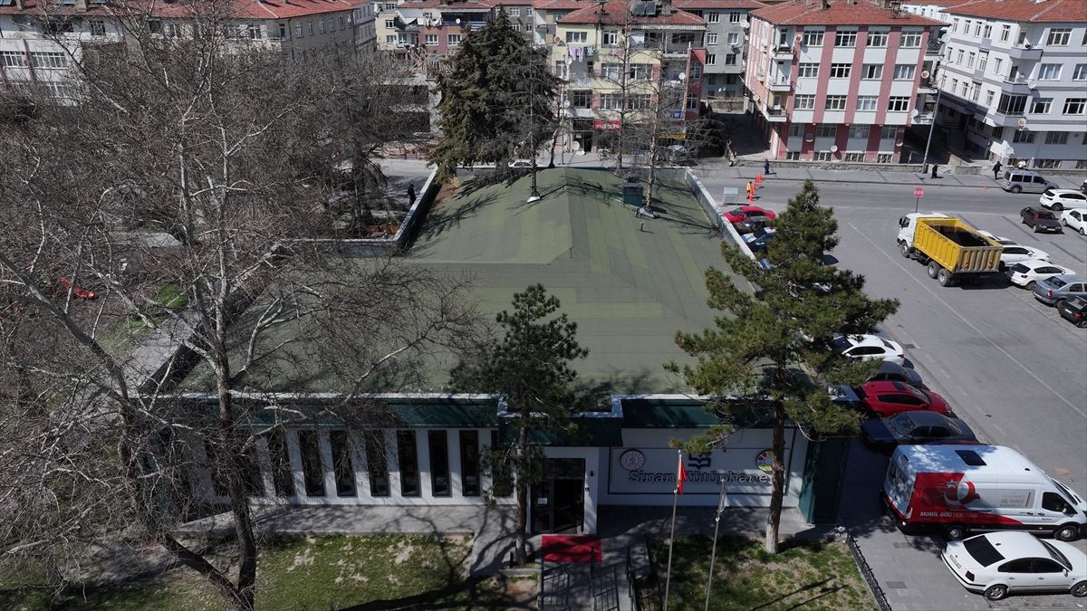 Eski karakoldan dönüştürülen ve içinden çam ağaçlarının geçtiği kütüphane öğrencileri ağırlıyor