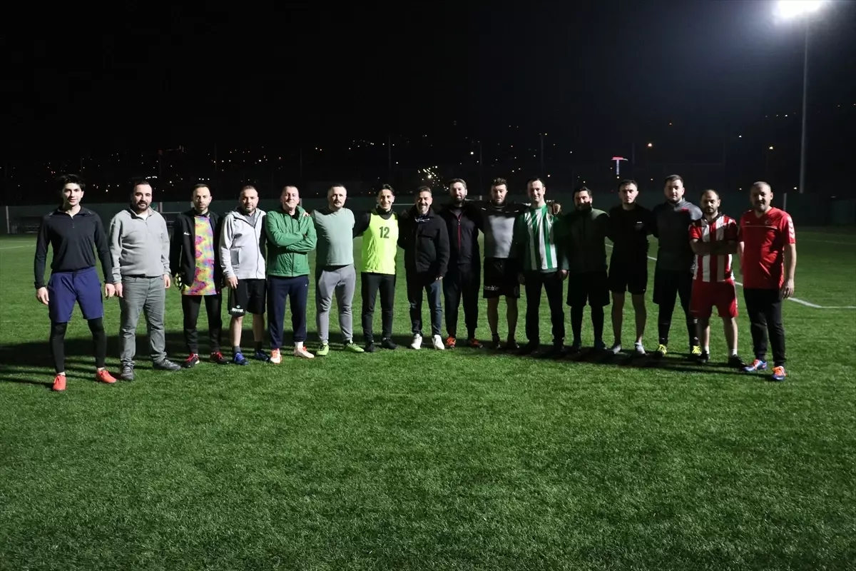 Eski Samsunsporlu futbolcular bağımlılıkla mücadeleye dikkati çekmek için sahaya çıktı