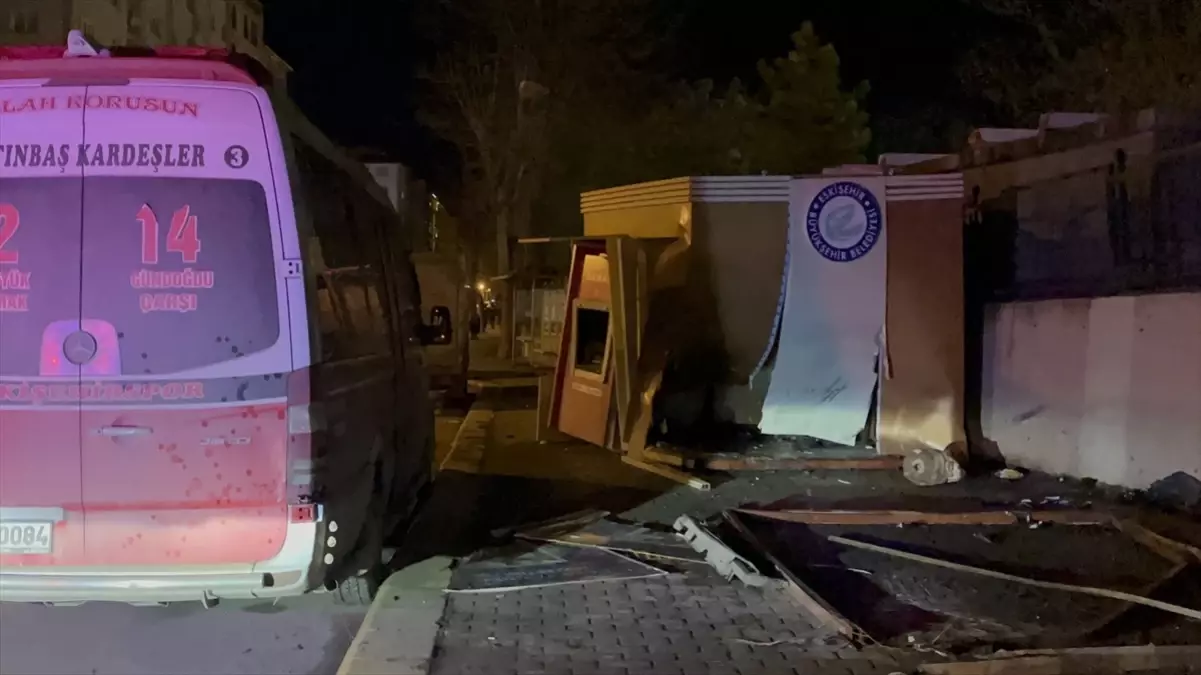 Eskişehir'de ATM'ye çarpan otomobildeki 2 kişi yaralandı