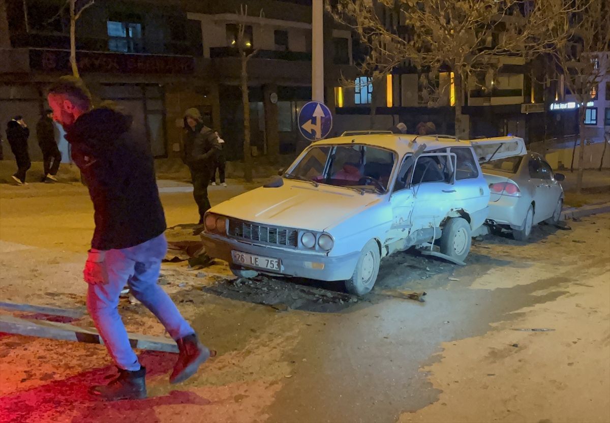 Eskişehir'de iki otomobilin çarpıştığı kazada 4 kişi yaralandı