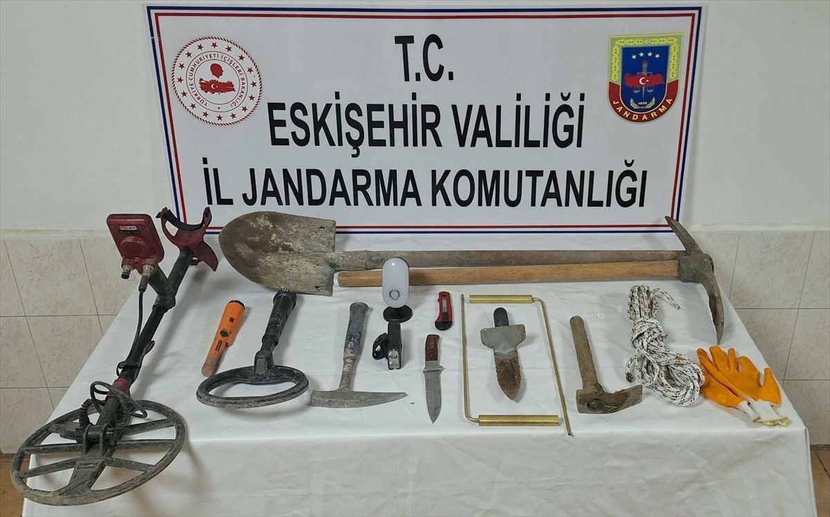 Eskişehir'de kaçak kazı yapan 3 kişi suçüstü yakalandı