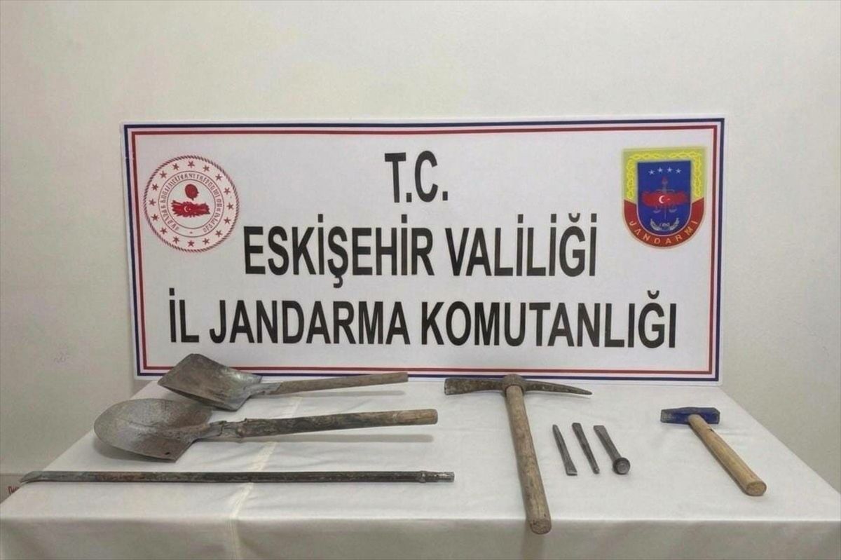 Eskişehir'de kaçak kazı yapan 3 kişi suçüstü yakalandı