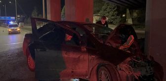 Eskişehir'de köprü ayağına çarpan otomobildeki 2 kişi yaralandı