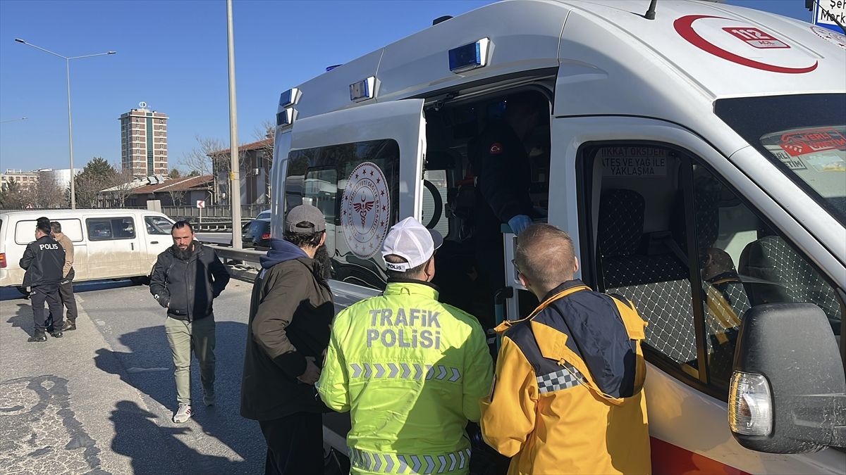 Eskişehir'de minibüsle çarpışan otomobilin hamile sürücüsü yaralandı