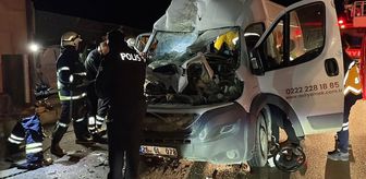 Eskişehir'de park halindeki tıra çarpan minibüsteki 2 kişi ağır yaralandı