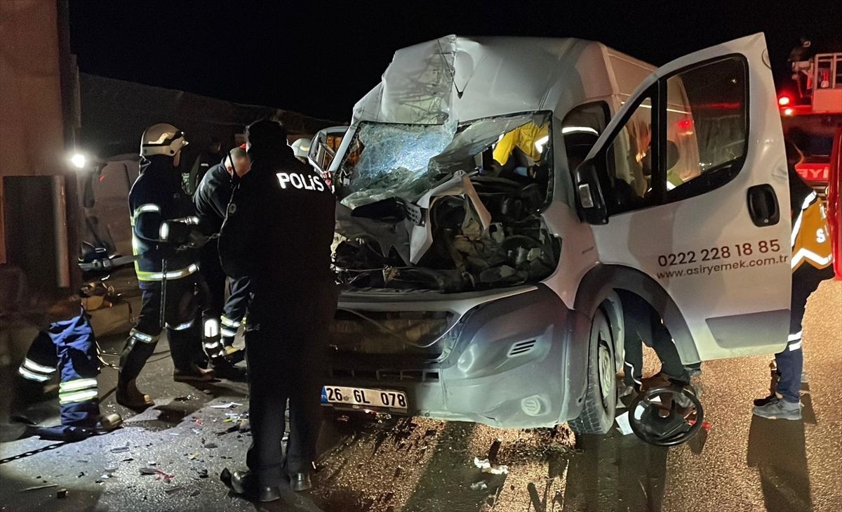 Eskişehir'de park halindeki tıra çarpan minibüsteki 2 kişi ağır yaralandı