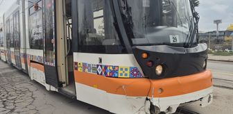 Eskişehir'de tramvayla otomobilin çarpıştığı kazada 2 kişi yaralandı