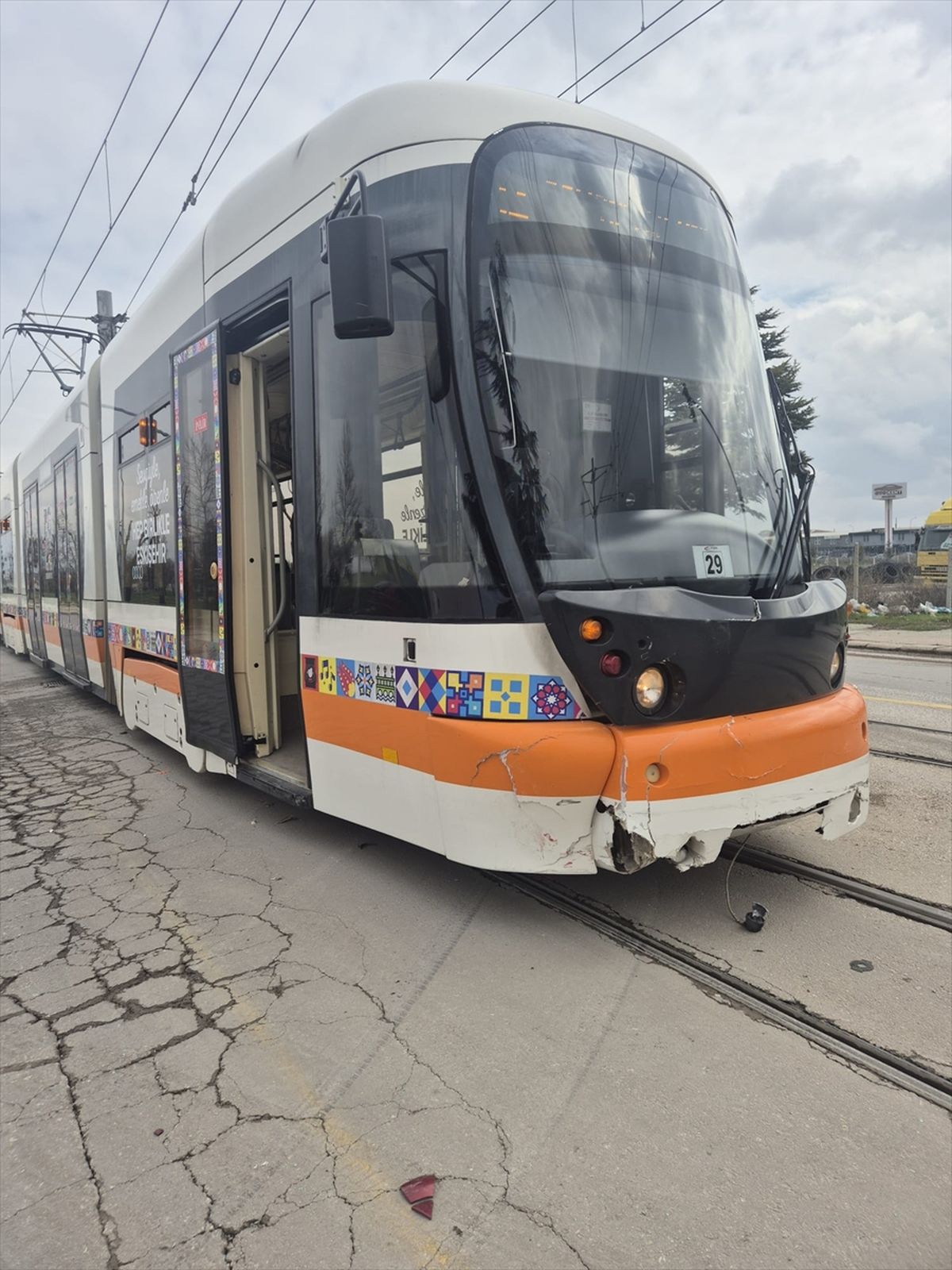 Eskişehir'de tramvayla otomobilin çarpıştığı kazada 2 kişi yaralandı