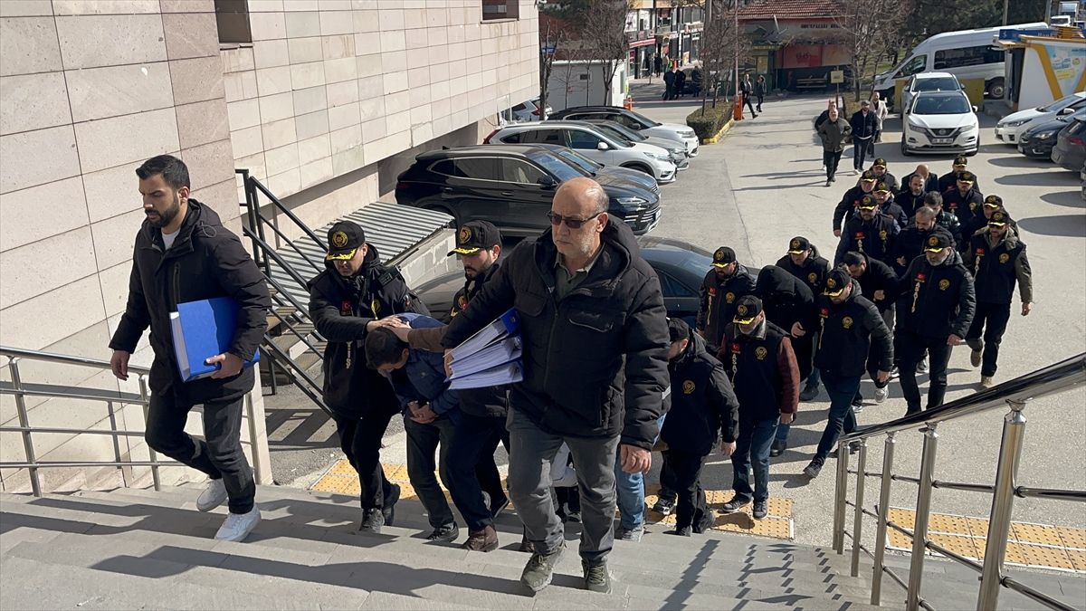 Eskişehir merkezli operasyonda lüks araçları parçalayıp sattıkları iddiasıyla 11 zanlı yakalandı
