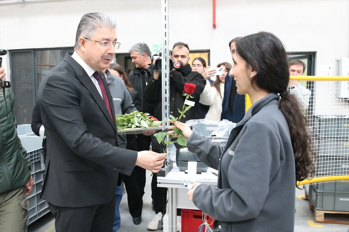 Eskişehir Valisi Yılmaz, kadın fabrika işçilerini ziyaret etti