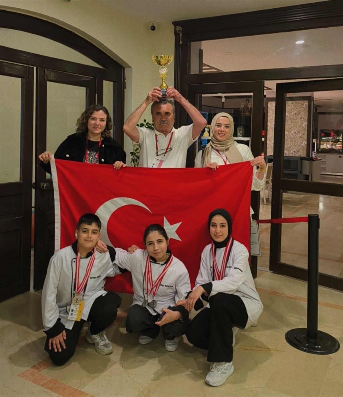 Eskişehirli lise öğrencileri gastronomi yarışmasında 6 madalya ve 1 kupa kazandı