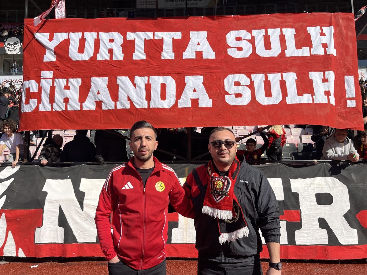 Eskişehirspor taraftarı İspanya'da gündem olan 'Espana' bestesiyle takımlarını destekledi