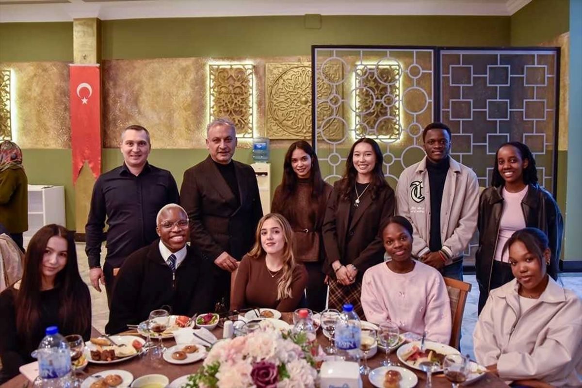 Farklı ülkelerden OMÜ'ye gelen öğrenciler iftar sofrasında buluştu