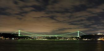 Fatih Sultan Mehmet Köprüsü 'Yeşilay Haftası' için ışıklandırıldı
