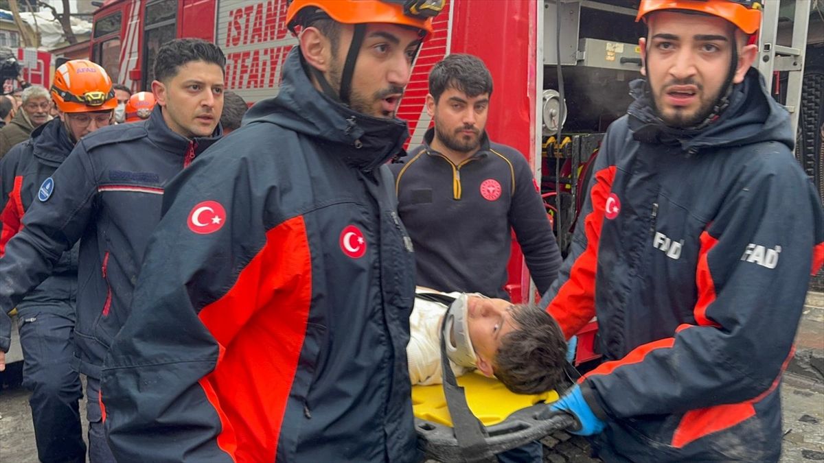 Fatih'te çöken binaların enkazındaki arama kurtarma çalışmaları tamamlandı