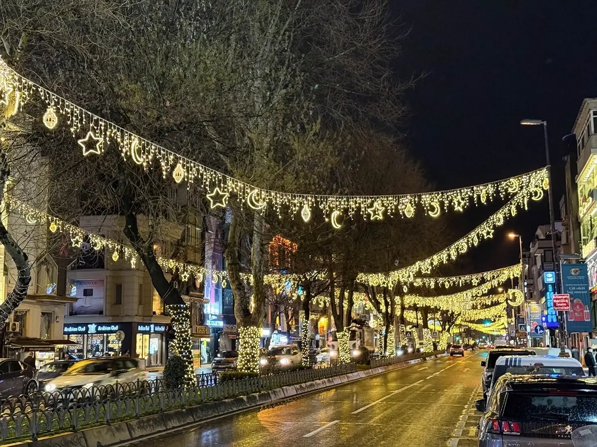 Fatih'te, Fevzipaşa Caddesi ramazan için süslendi