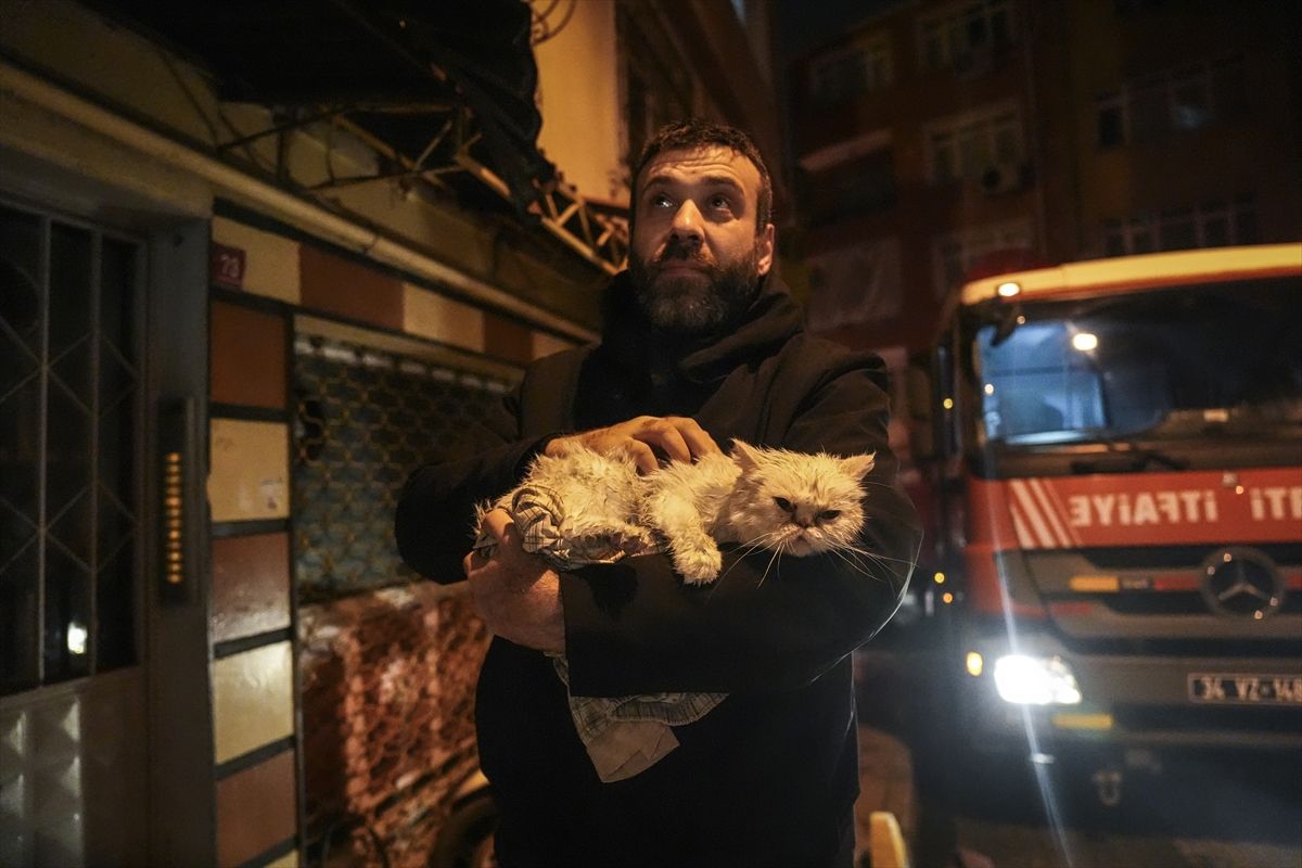 Fatih'te metruk binada başlayıp bitişikteki binaya sıçrayan yangın söndürüldü