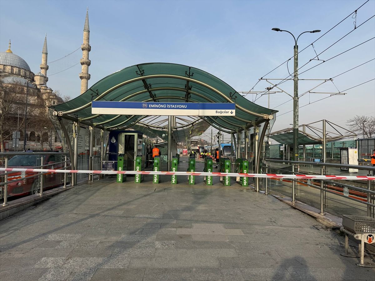 Fatih'te raydan çıkan tramvay karşı yönden gelen tramvaya çarptı