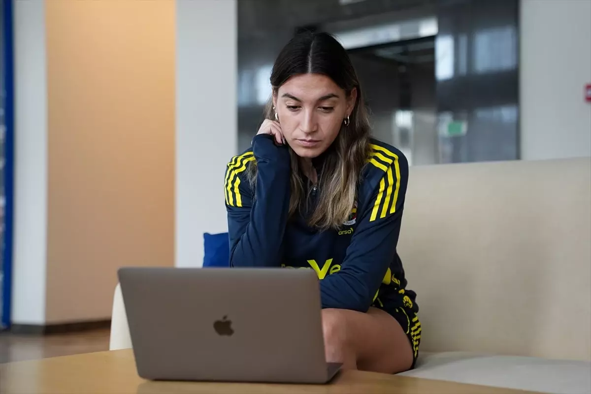 Fenerbahçe arsaVev kaptanı Ece Türkoğlu, AA'nın "Yılın Kareleri" oylamasına katıldı