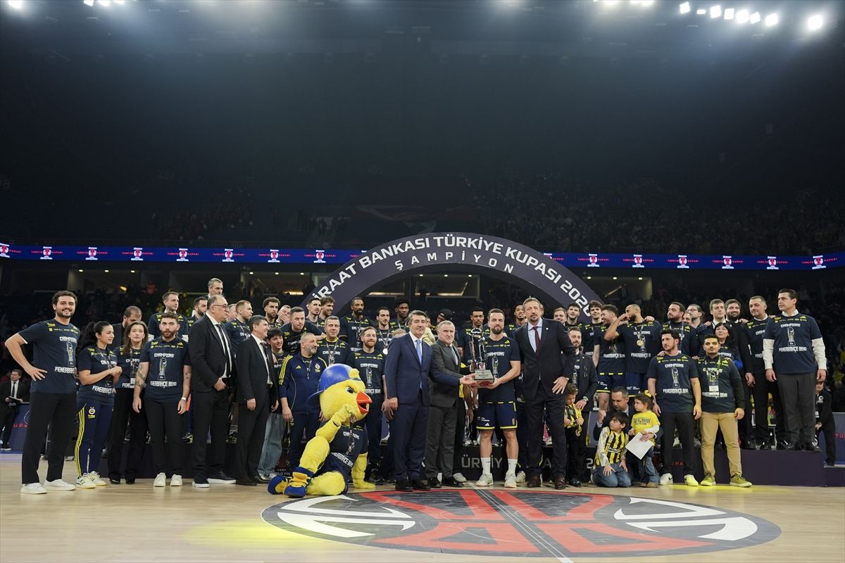 Fenerbahçe Beko kupasını aldı