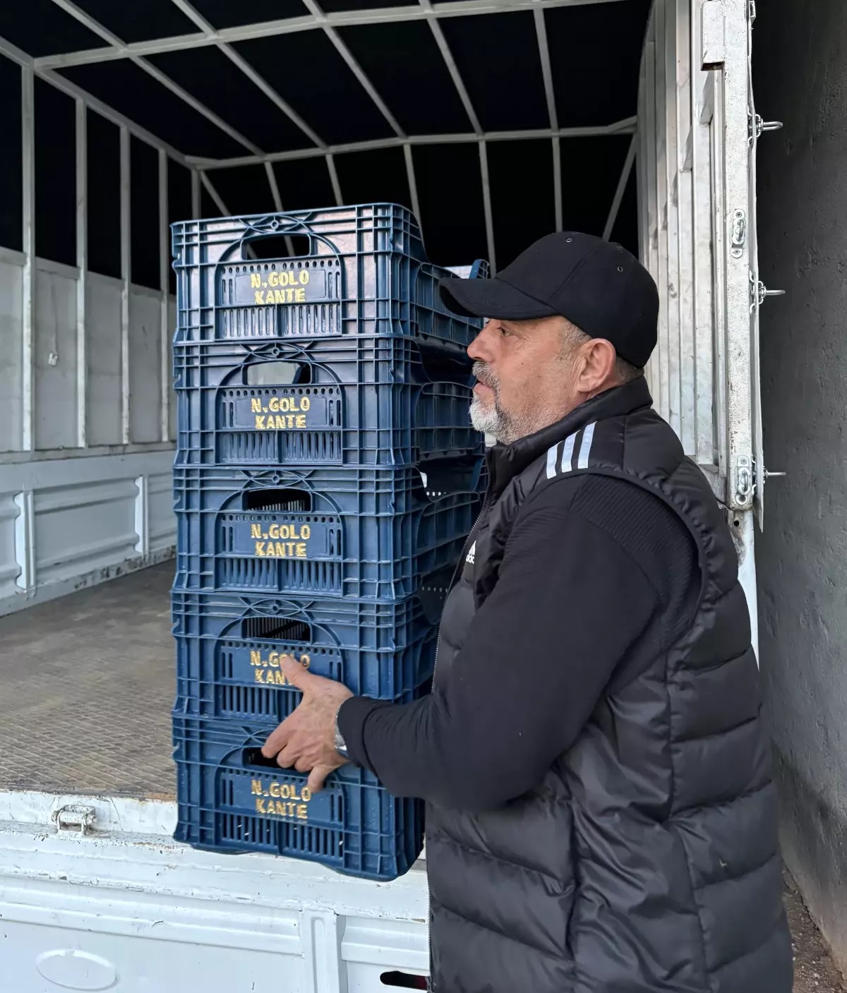 Fenerbahçeli taraftar domates kasalarının üzerine 'N'Golo Kante' yazdırdı