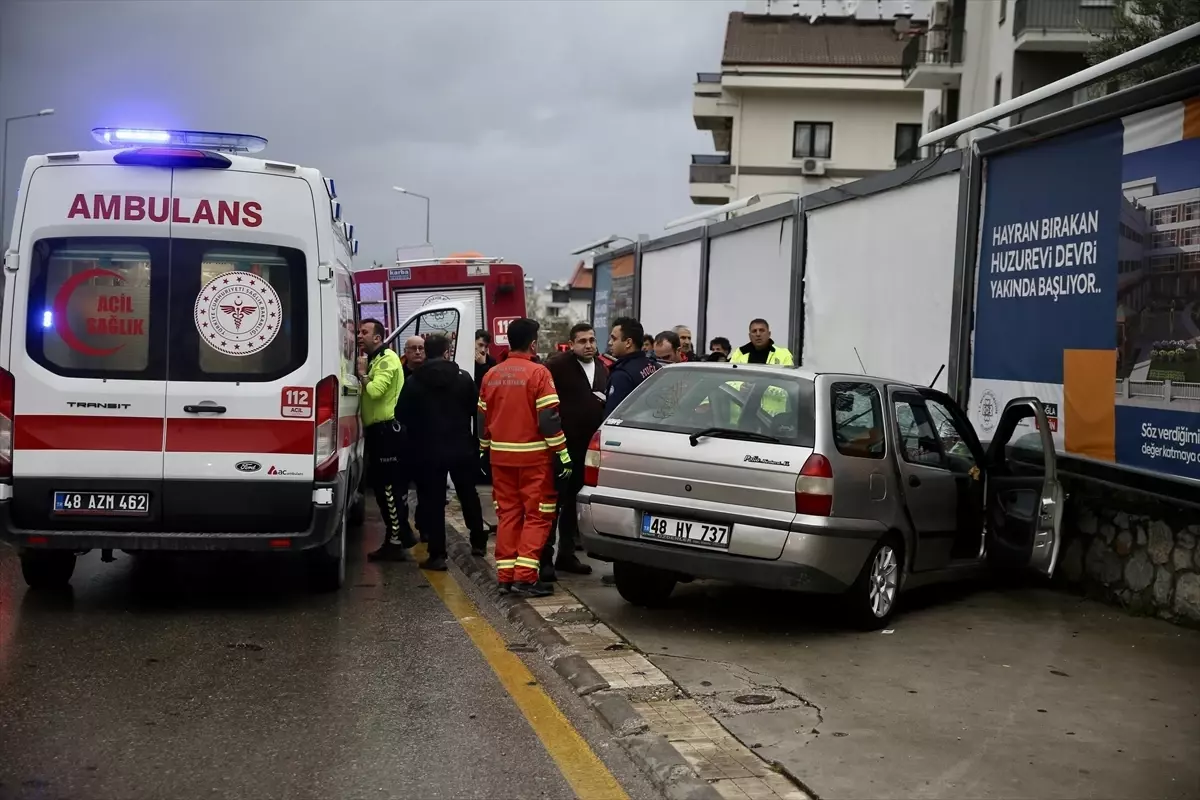 Fethiye'de duvara çarpan otomobildeki 1 kişi öldü, 2 kişi yaralandı