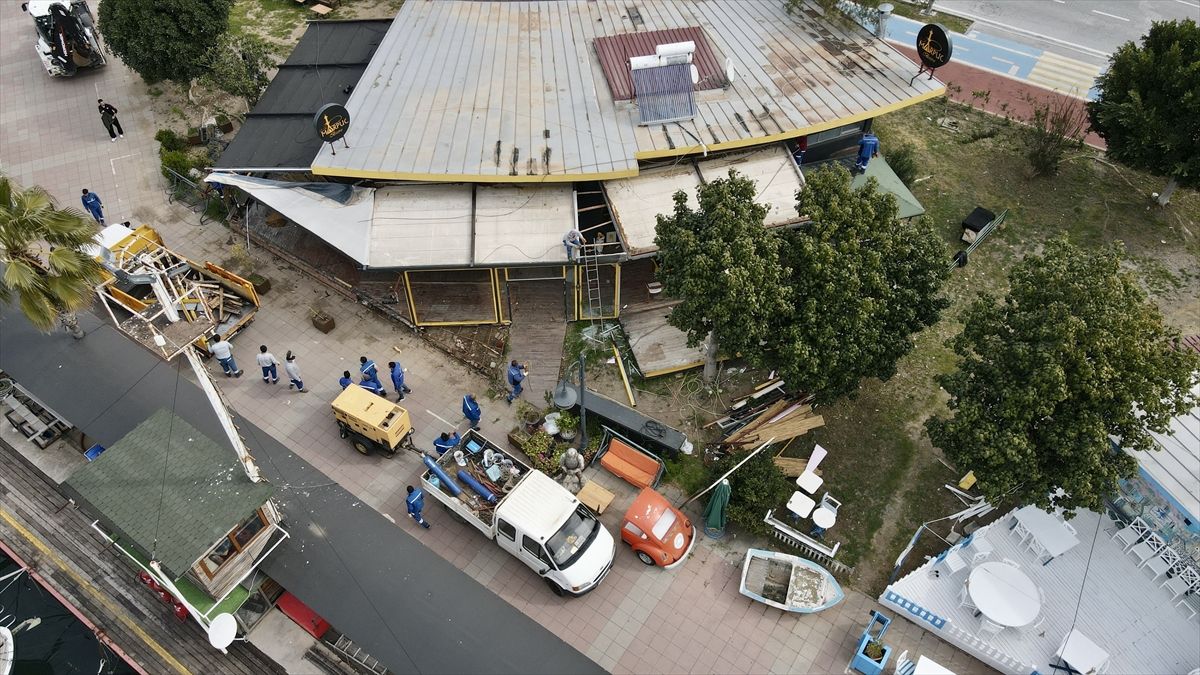 Fethiye sahil bandında imara aykırı eklentiler yıkılıyor