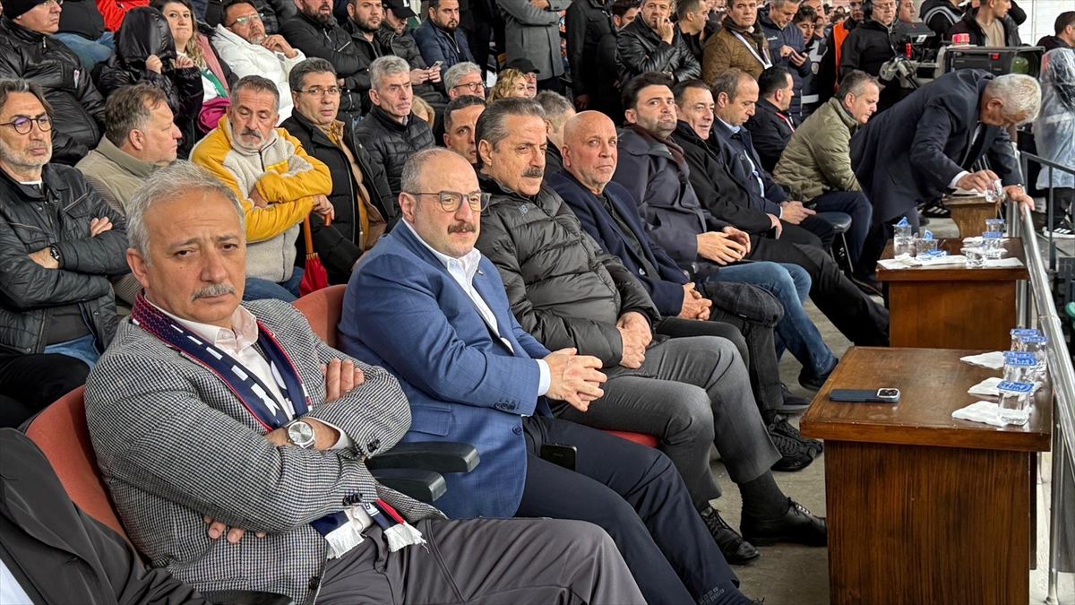 Fethiyespor-Bursaspor mücadelesini Varank ile Çelik tribünden izledi