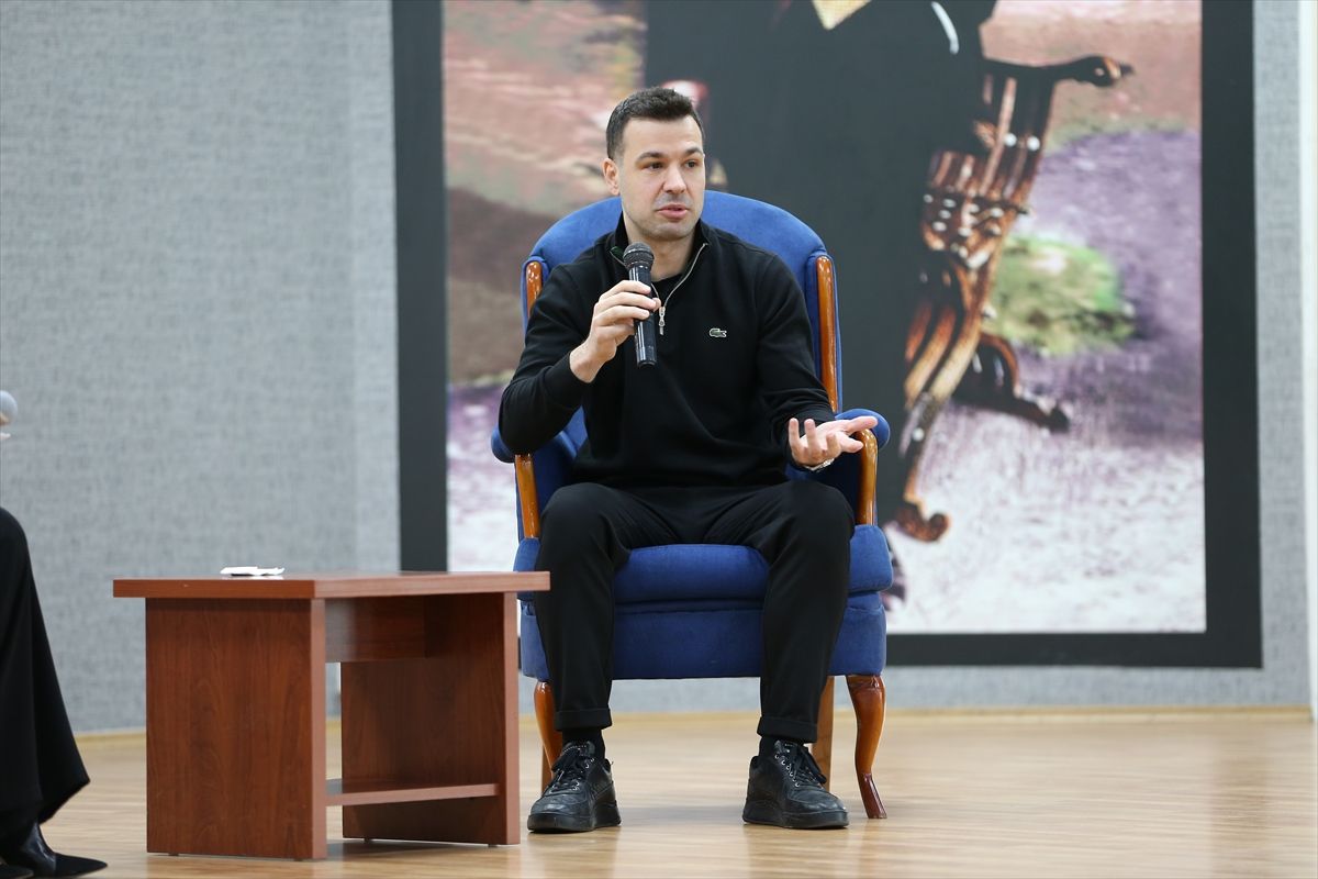 FIFA kokartlı hakem Cihan Aydın, Bursa'da gençlerle tecrübelerini paylaştı