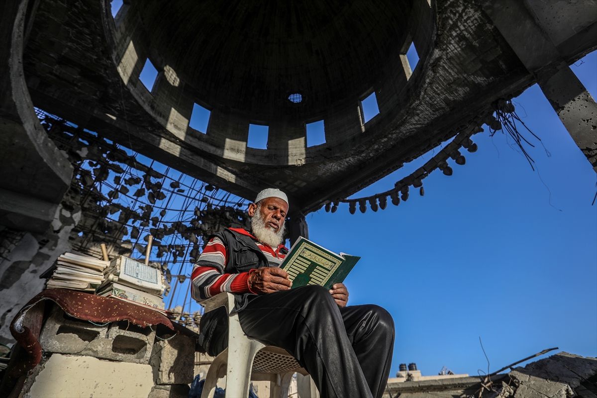Filistinli çocuklar, cami enkazında Kur'an-ı Kerim okuyarak ramazanı değerlendiriyor