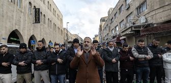 Filistinliler, bayram namazını İsrail'in kısıtlamaları nedeniyle kapatılan Mescid-i Aksa çevresinde kıldı
