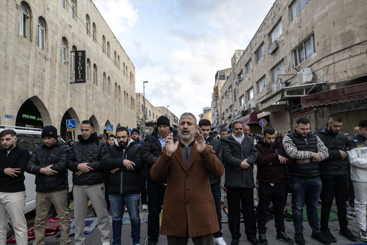 Filistinliler, bayram namazını İsrail'in kısıtlamaları nedeniyle kapatılan Mescid-i Aksa çevresinde kıldı