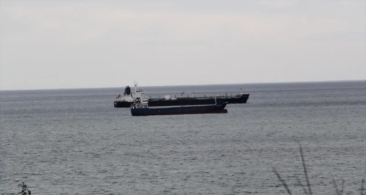 Fırtına uyarısı üzerine yük gemileri Sinop'un doğal limanına demirledi