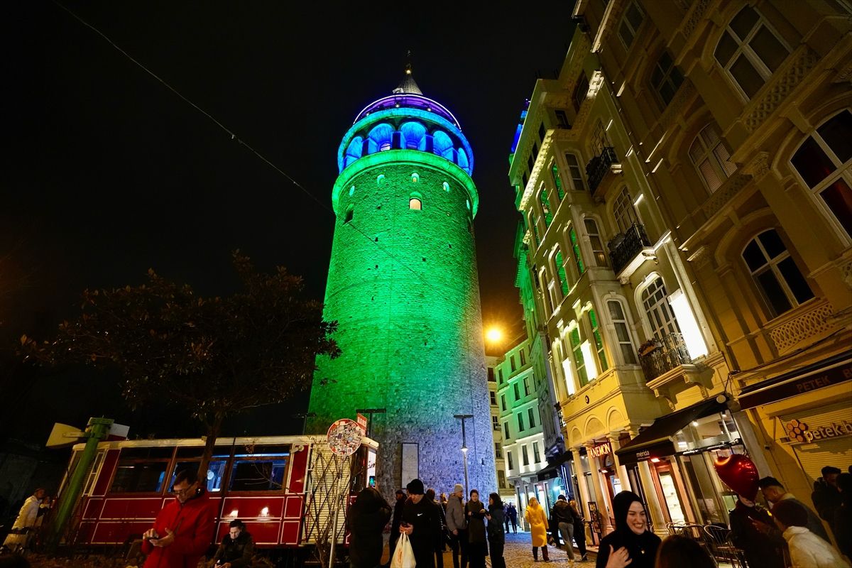 Galata Kulesi 28 Şubat Nadir Hastalıklar Günü dolayısıyla aydınlatıldı