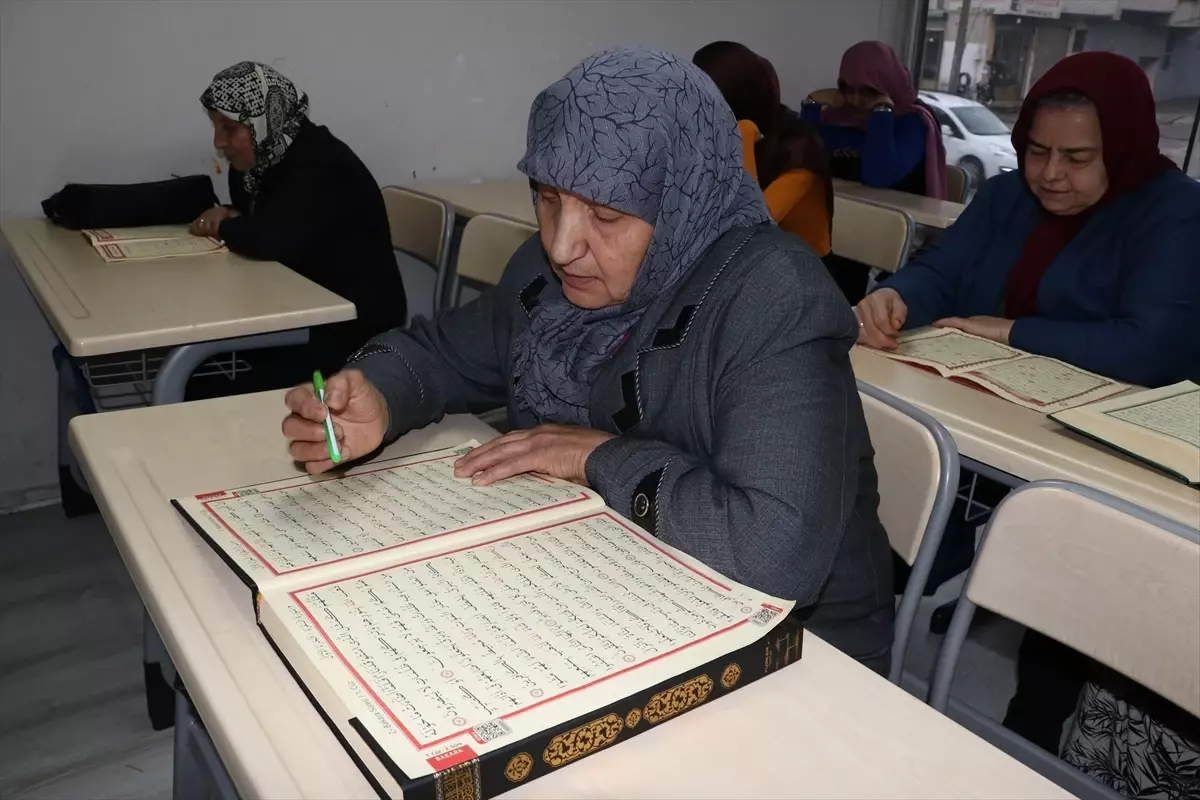 Gaziantepli Hamide teyze, 70 yaşında Kur'an-ı Kerim okumayı başardı