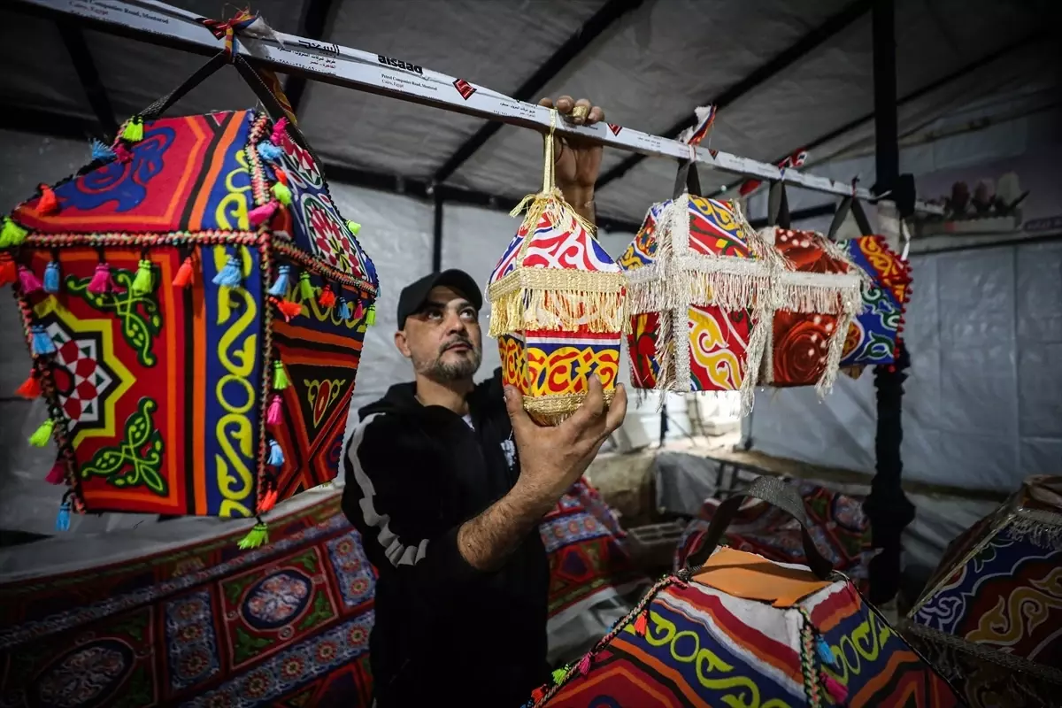 Gazzeli mühendis, çadır atölyesinde ürettiği fenerlerle ramazan ayında umuda ışık tutuyor