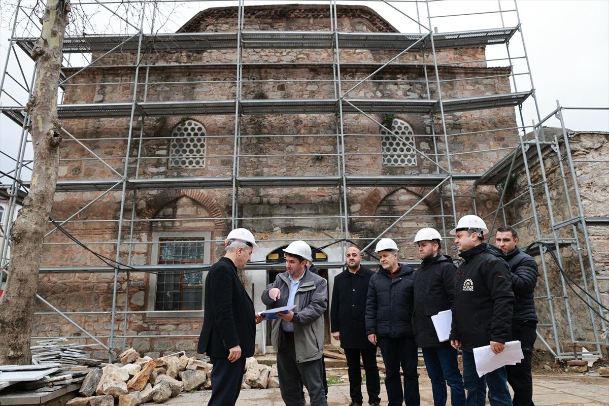 Gebze Belediye Başkanı Büyükgöz, tarihi hamamda yürütülen restorasyon çalışmalarını inceledi