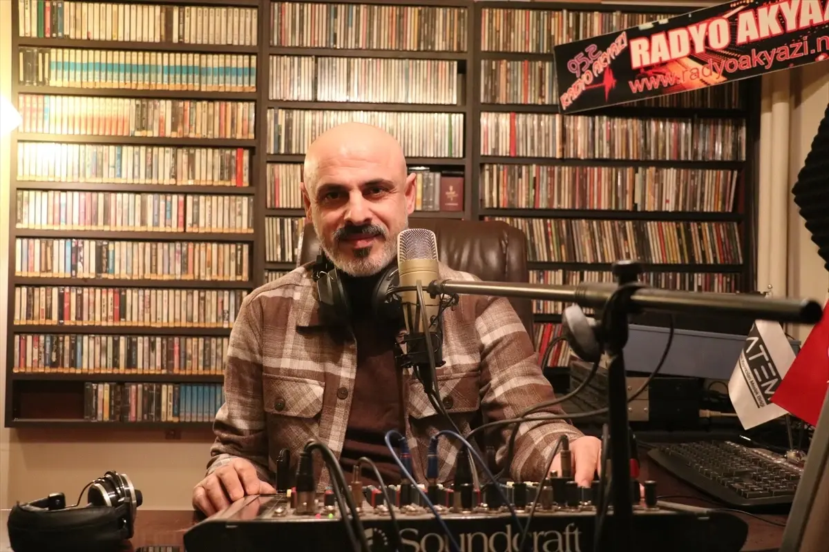 Gece programcılığıyla başlayıp satın aldığı radyoda 32 yıldır dinleyicilerine sesleniyor