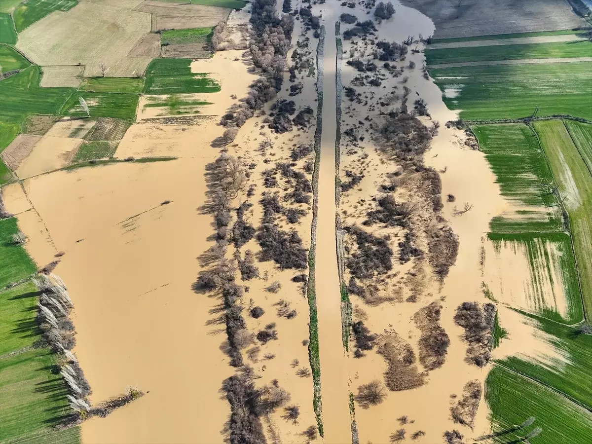 Gediz Nehri'nin Uşak'tan geçen bölümlerinde taşkın meydana geldi