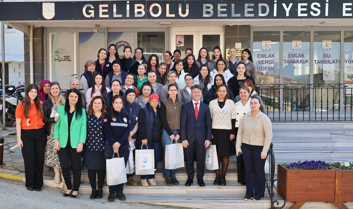 Gelibolu Başkanı Soyuak, belediye personelinin 8 Mart Dünya Kadınlar Günü'nü kutladı