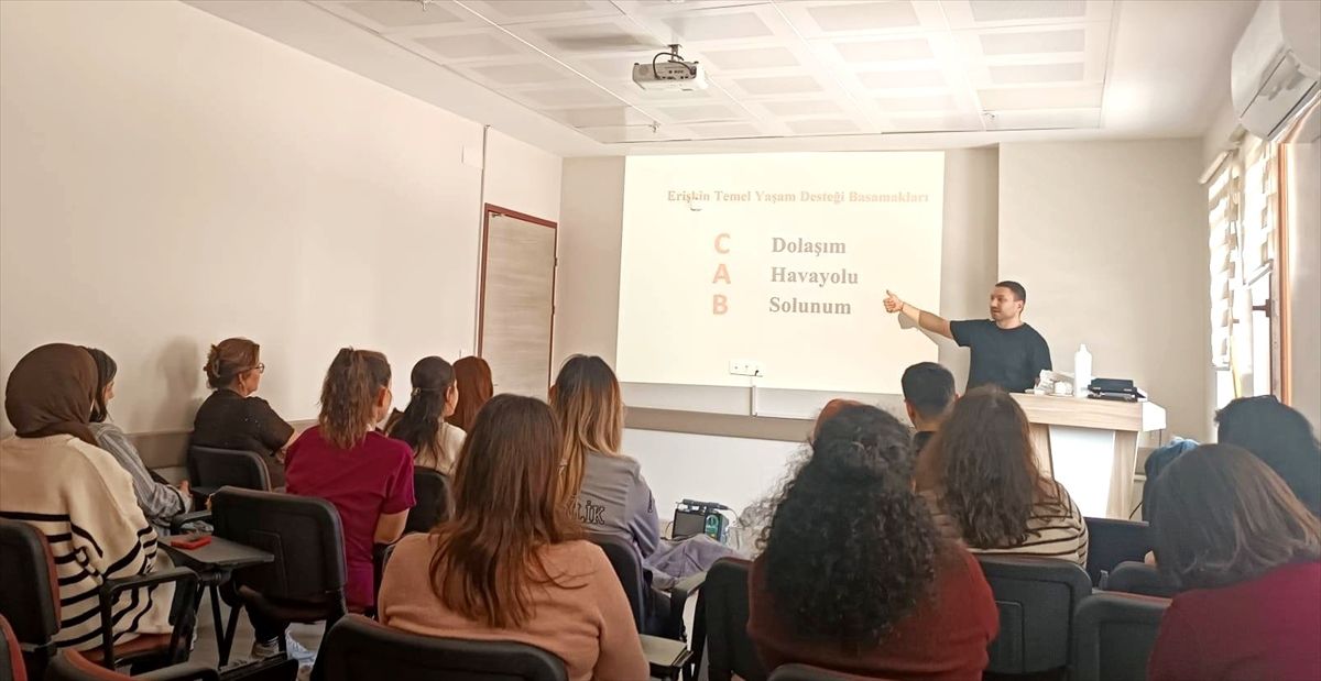 Gelibolu'da sağlık personeline ilk yardım eğitimi verildi