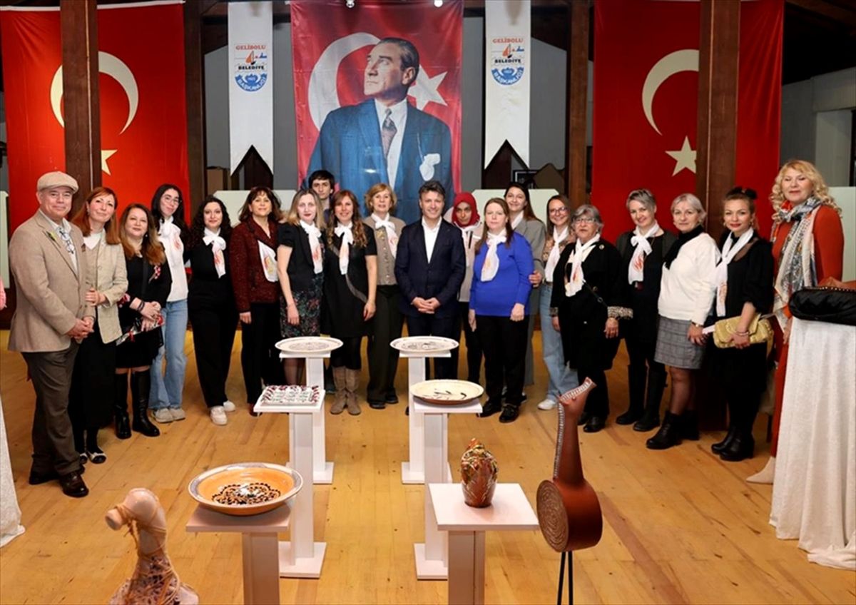 Gelibolu'da "Sanatta Tek Yürek" karma sergisi açıldı